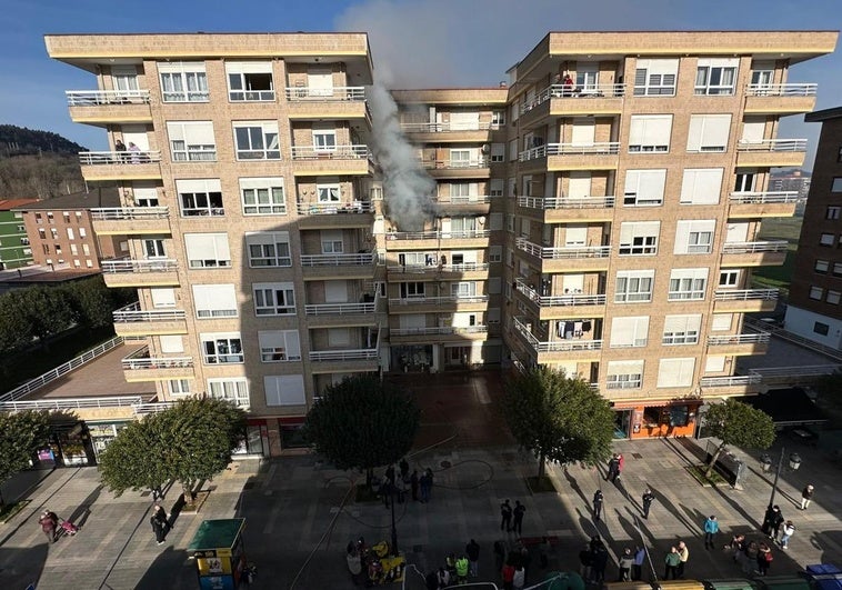 Aparatoso incendio en un edificio del barrio Covadonga de Torrelavega