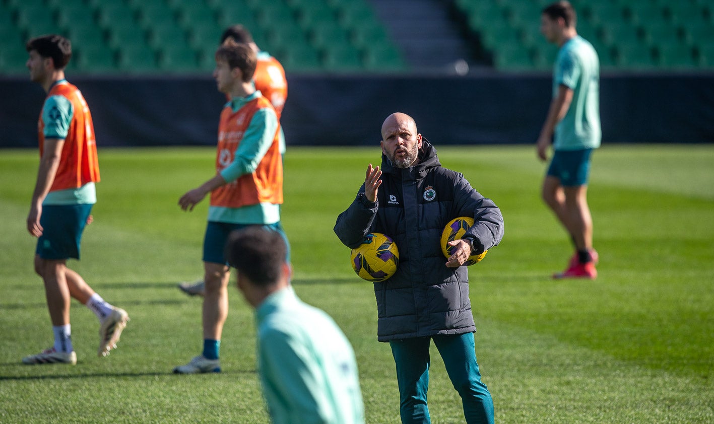 José Alberto da instrucciones a sus jugadores.