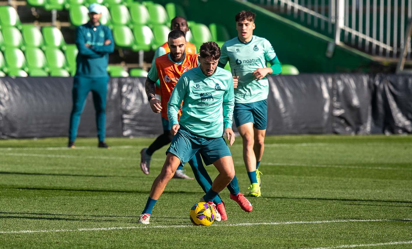 Vencedor protege el balón ante la presión de Rober González.