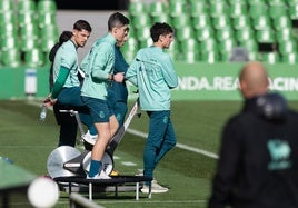 El recuperador, Hugo Camarero, observa a Javi Montero, Íñigo Sainz-Maza y Marco Sangalli.