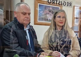 Víctor Manuel Reinoso y María Jesús García registran la moción de censura en el Consistorio.