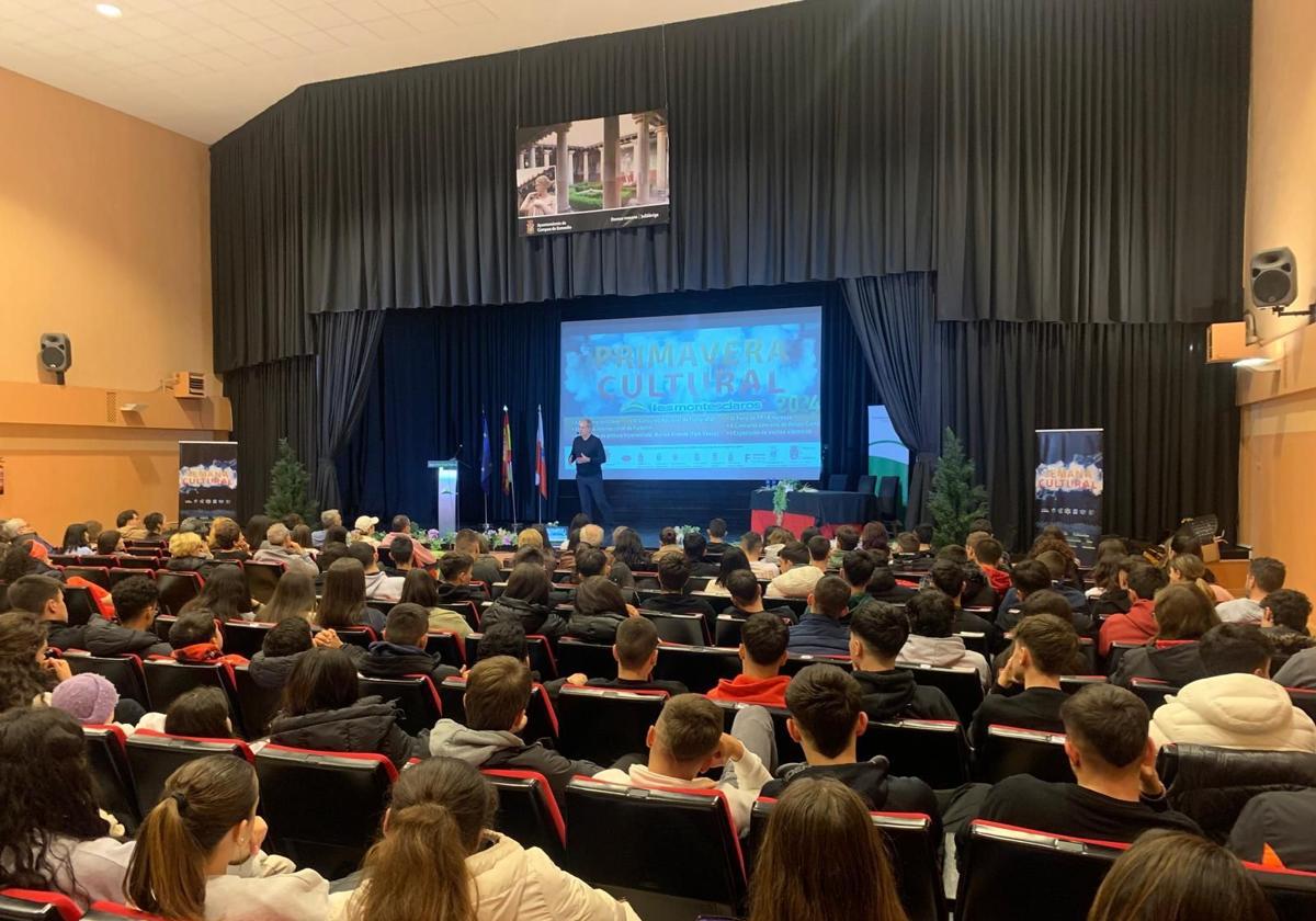 Ponencia del periodista Javier Aroca en el IES Montesclaros durante la pasada edición del ciclo.