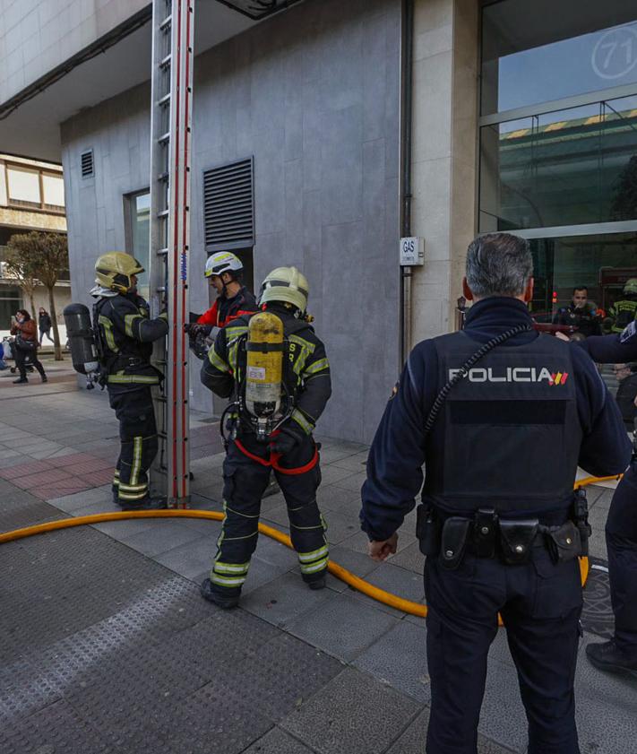 Imagen secundaria 2 - Una mujer de avanzada edad, herida leve en un incendio en la calle Castilla