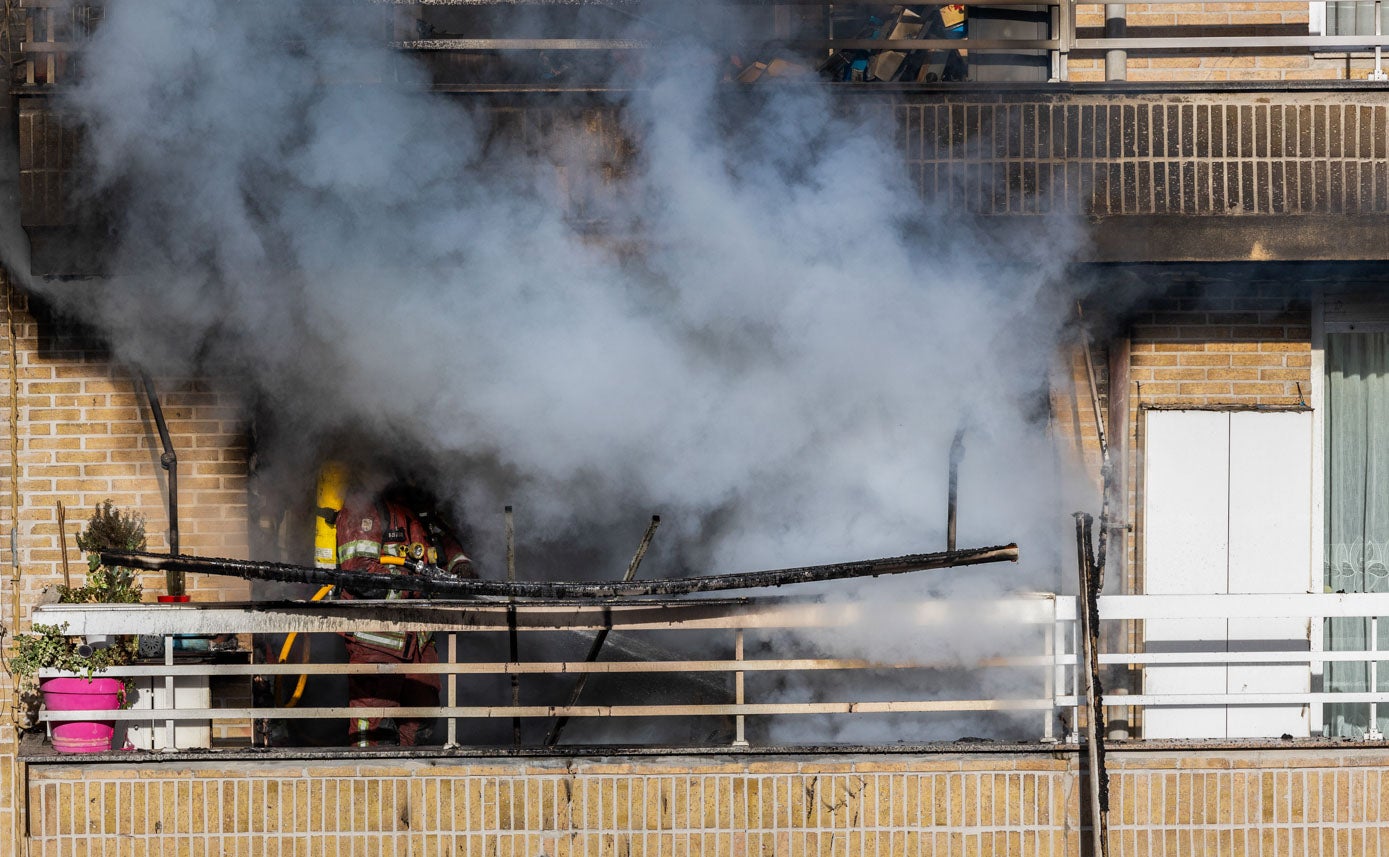 La vivienda donde se originó el fuego es la única que habría quedado temporalmente inhabitable, según las autoridades.