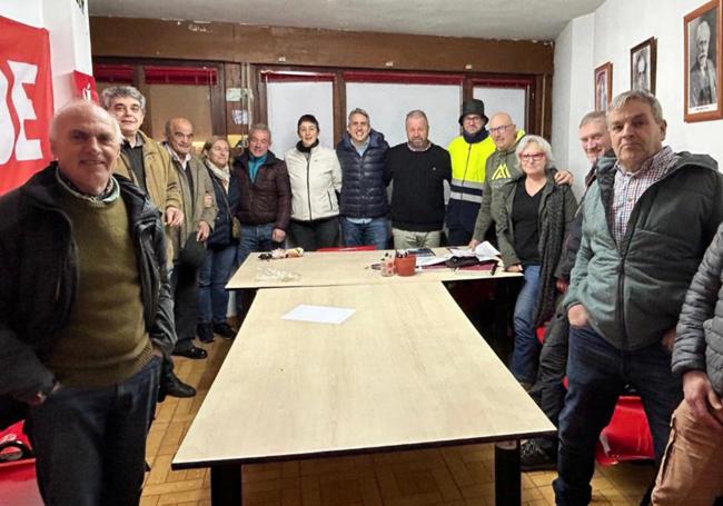 Pablo Zuloaga, en el centro, durante un encuentro con militantes de Liébana.