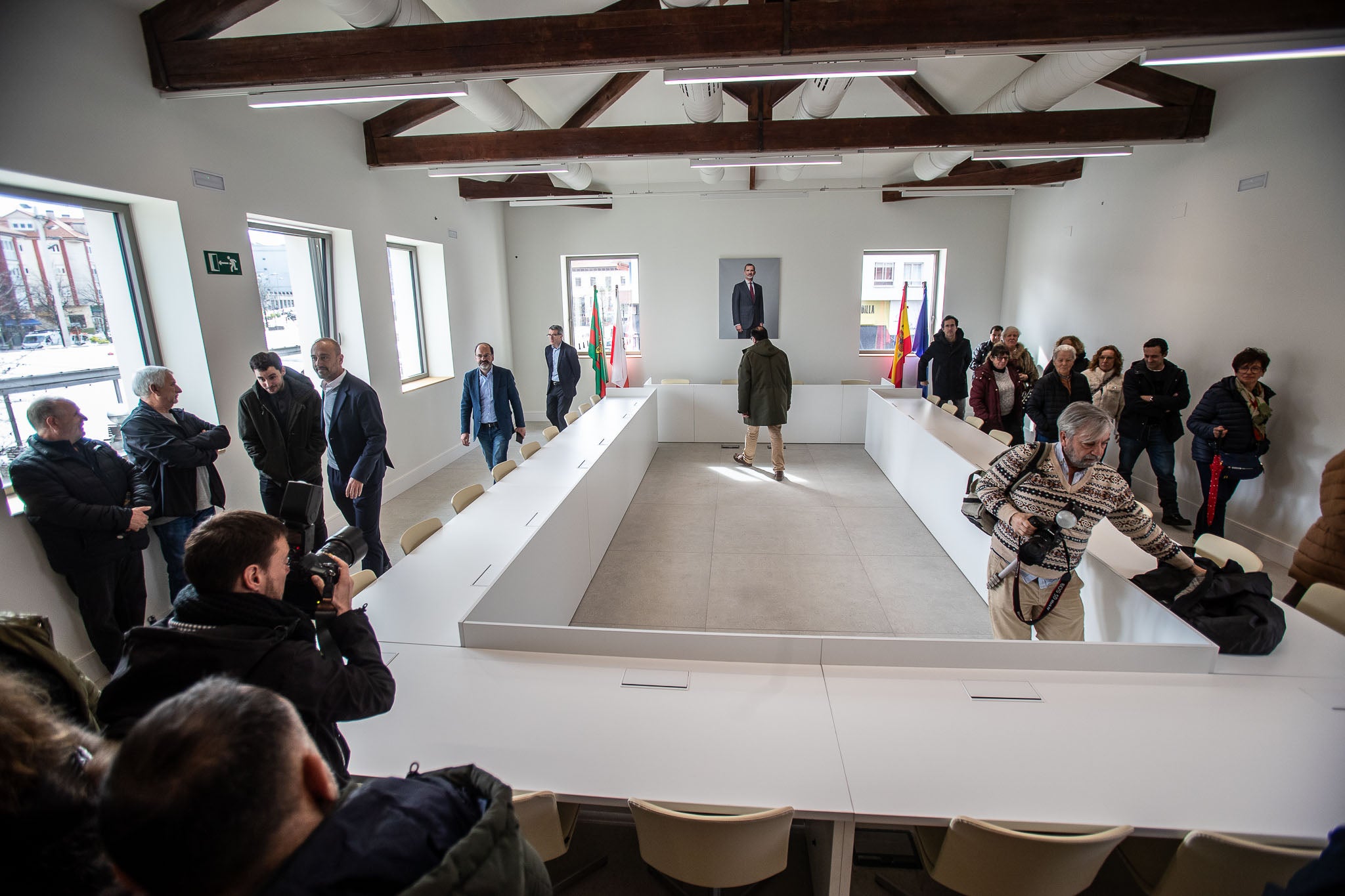 Vecinos y autoridades visitan el nuevo salón de Plenos de Torrelavega, en la segunda planta del inmueble. 