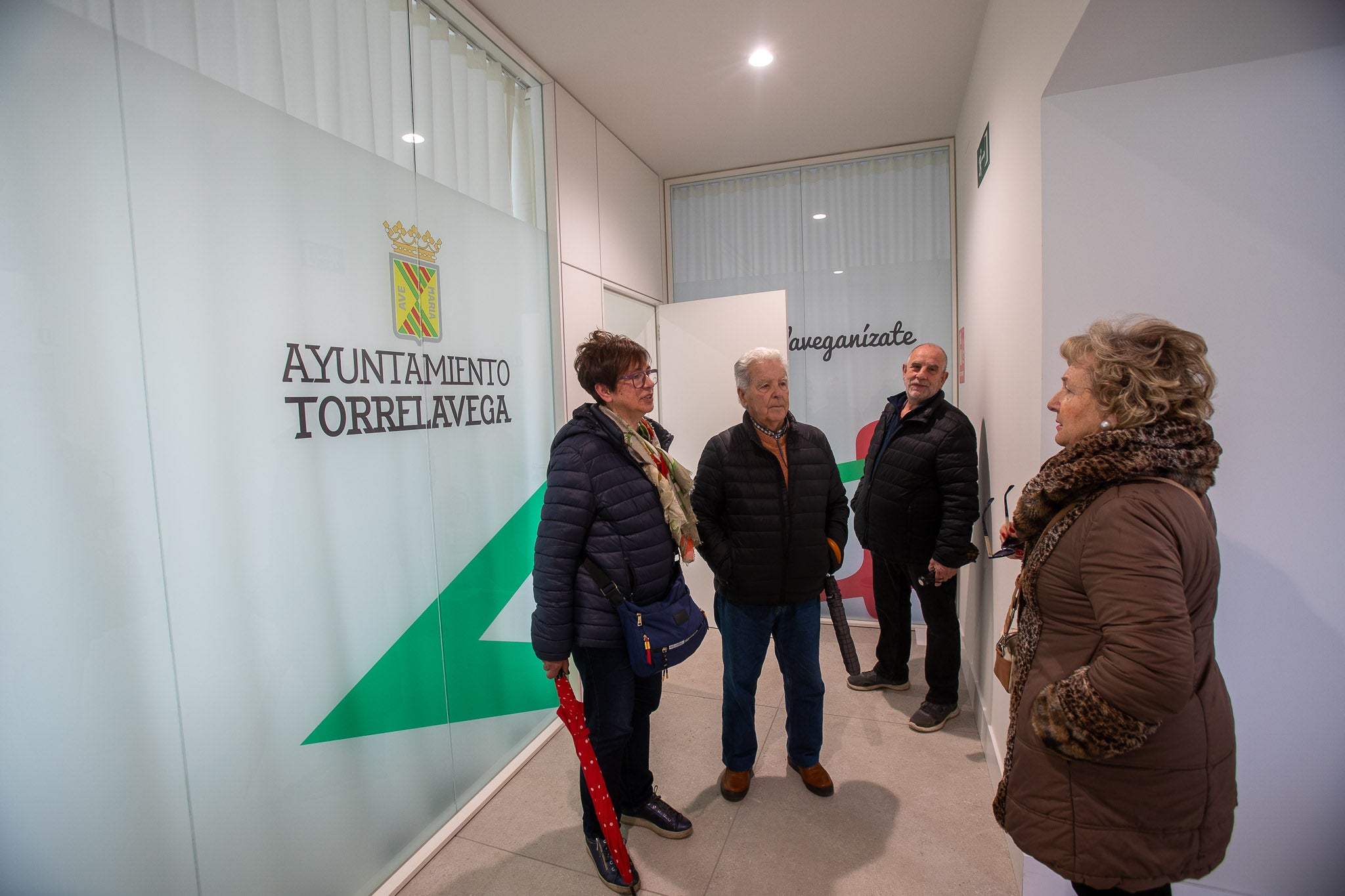 Los logotipos y la imagen del Ayuntamiento ya está presente en las paredes del inmueble, todavía pendiente de algunos suministros de medios digitales y de equipamientos. 