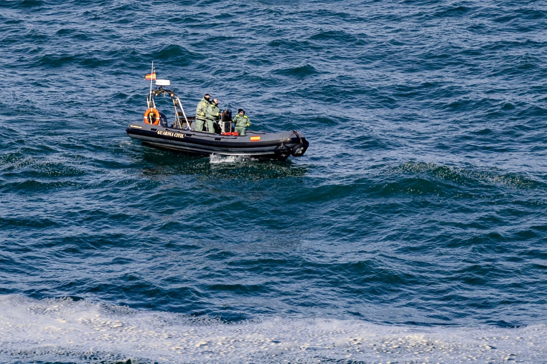 Patrullera de la Benemérita peinando la costa en busca de algún indicio.