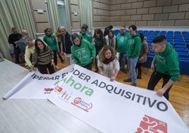 Los profesores se encerraron ayer en el IES Santa Clara. En la imagen preparando una de las pancartas de la manifestación de este sábado