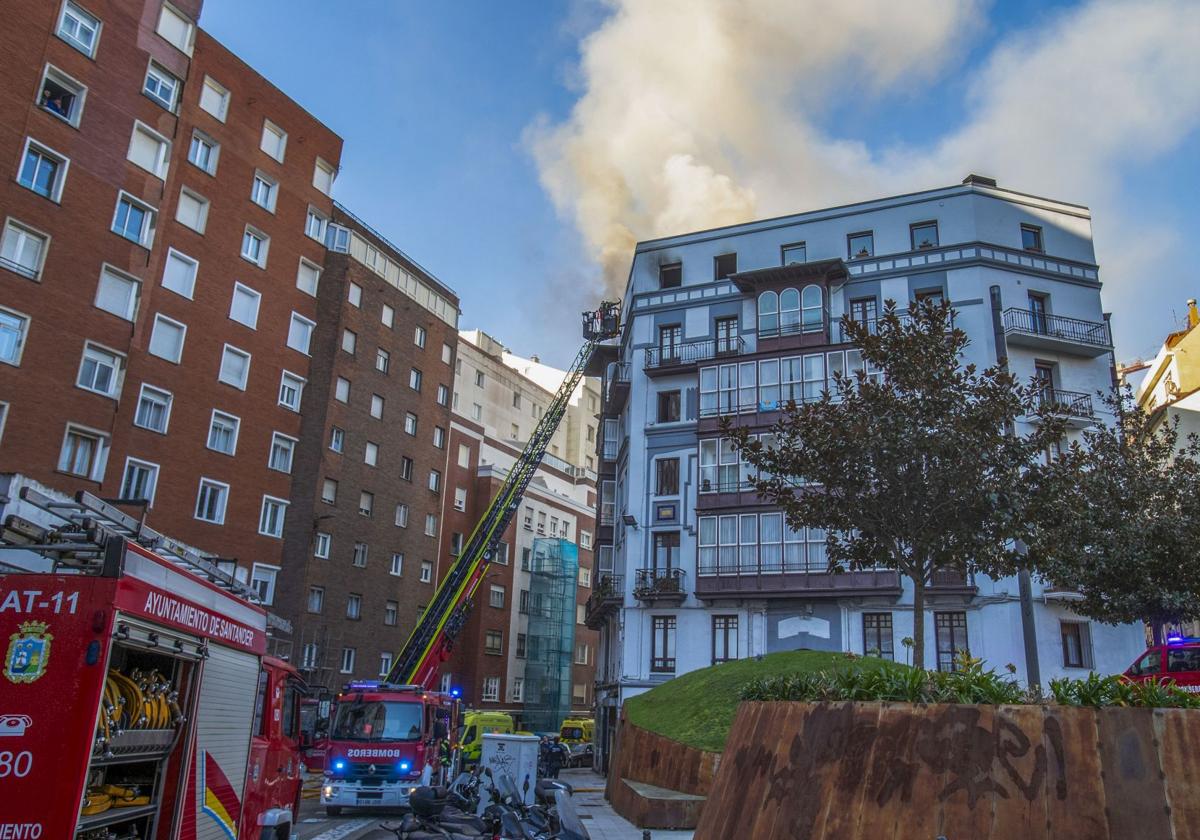 La intervención de los bomberos en el incendio del número 33 de Juan de la Cosa, en Santander.