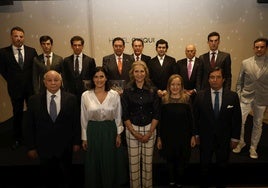 Foto de familia en la gala del Hotel Chiqui:arriba, de izquierda a derecha, Francisco Manuel Morilla, Samuel Navalón, Ginés Marín, Tomás Campuzano, José Antonio Campuzano, Morante de la Puebla, Sane, Fernando Adrián y Javier Chacón. Abajo, en el mismo orden, Indalecio Sobrino, Gema Igual, la infanta Elena, Isabel Urrutia y José María Garzón.