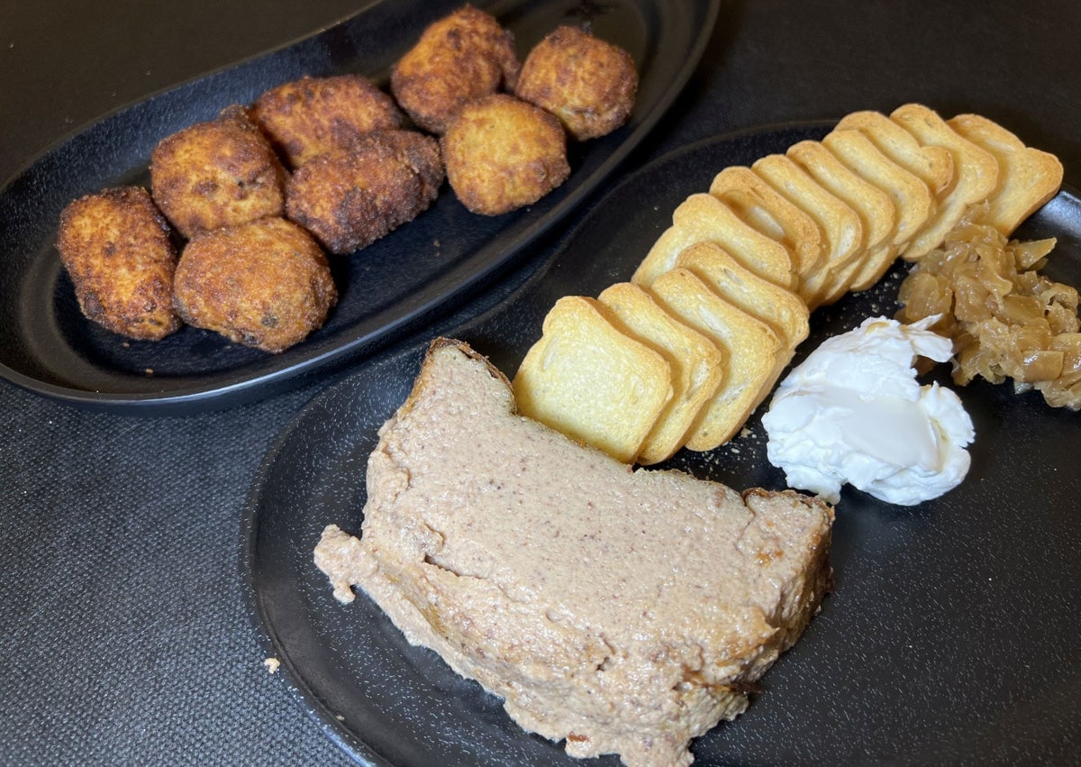 Imagen secundaria 1 - Torreznos, croquetas y paté de morcilla con queso y cebolla y morcilla con pimientos rojos.