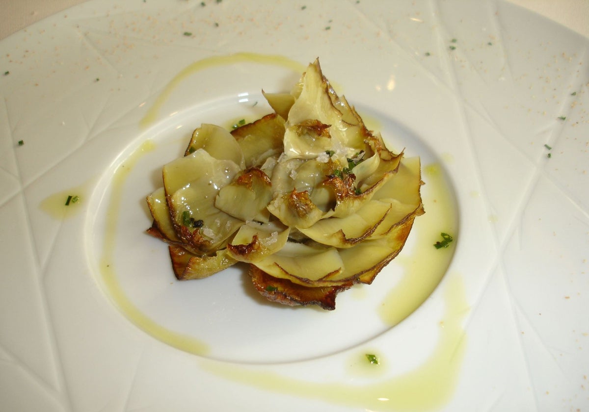 Flor de alcachofa confitada y frita en aceite de oliva virgen del Gran Hotel Balneario de Puente Viesgo.