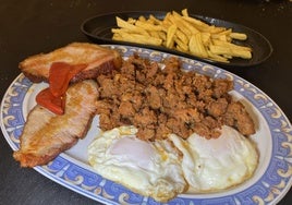 Huevos con lomo de cerdo, gijas, pimientos y patatas fritas.