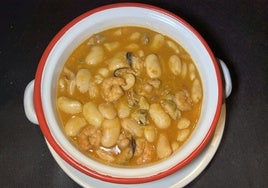 Judiones de la granja con langostinos y mejillones.