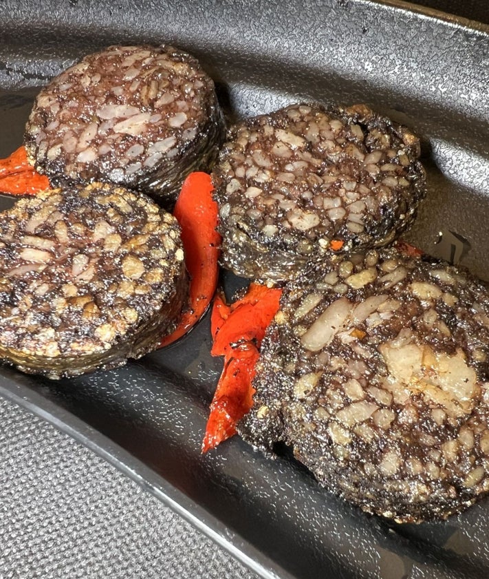 Imagen secundaria 2 - Torreznos, croquetas y paté de morcilla con queso y cebolla y morcilla con pimientos rojos.