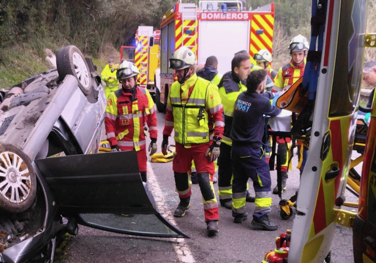 Los bomberos intervienen en la excarcelación de una mujer en el accidente sucedido en Liendo.