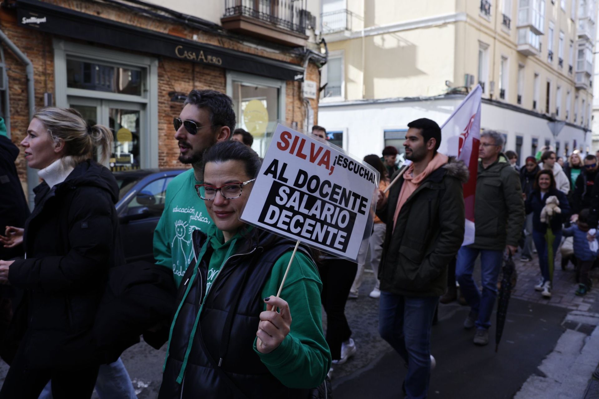 Una manifestante exhibe uno de los lemas de la marcha, que se ha celebrado un día después de la reunión entre la Consejería y la Junta para la negociación salarial de más de 8.500 docentes. 