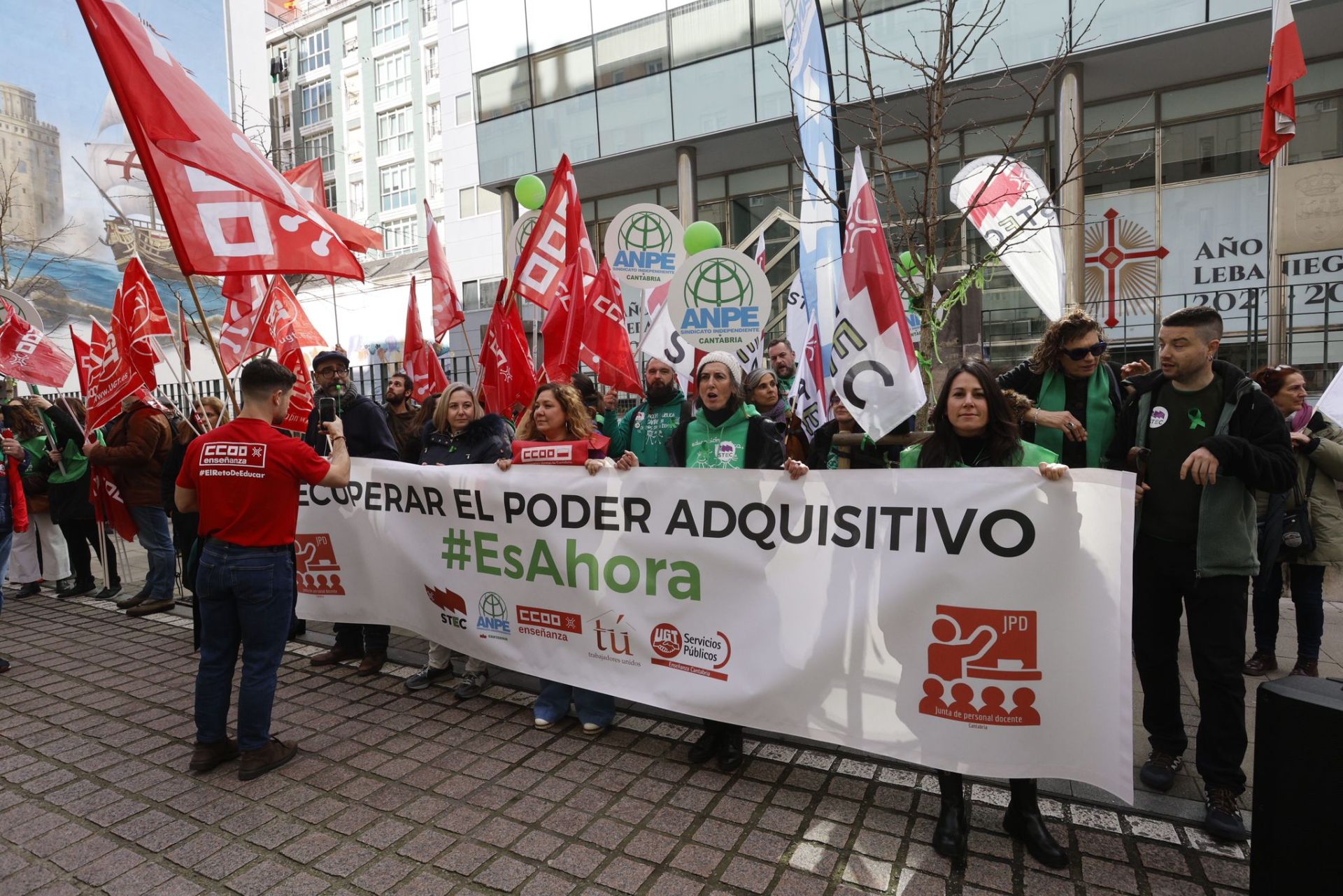 La cabecera de la manifestación se ha situado justo enfrente del acceso a la sede del Gobierno de Cantabria, en Peña Herbosa. 