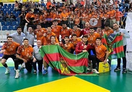 La plantilla naranja celebra, a la conclusión del partido, el pase a la final.