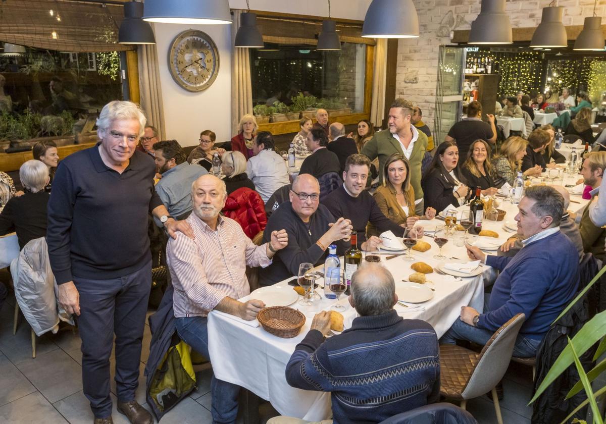 Fuentes-Pila, de pie, durante la cena celebrada en el restaurante 'A mi manera' de Monte.