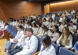 Residentes y tutores, en el acto de despedida de mayo en Valdecilla.