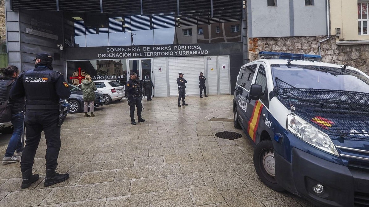 22-02-2023. La UDEF y Vigilancia Aduanera irrumpieron en la Consejería de Obras Públicas para llevarse ingente documentación.