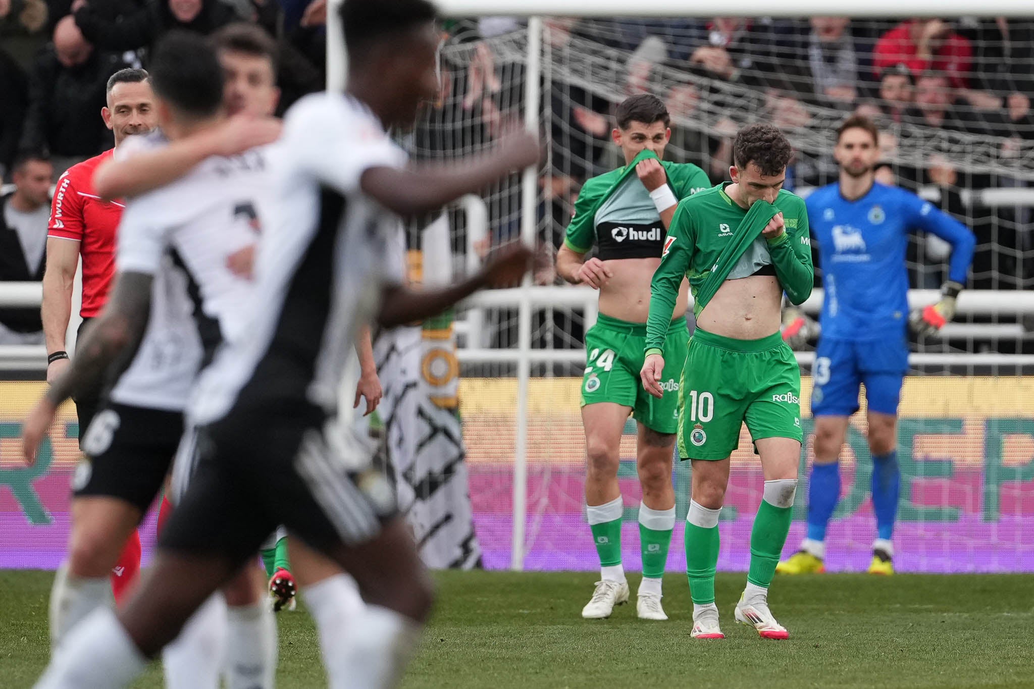 Íñigo Vicente y Javi Montero se cubren la cara tras el segundo gol del Burgos