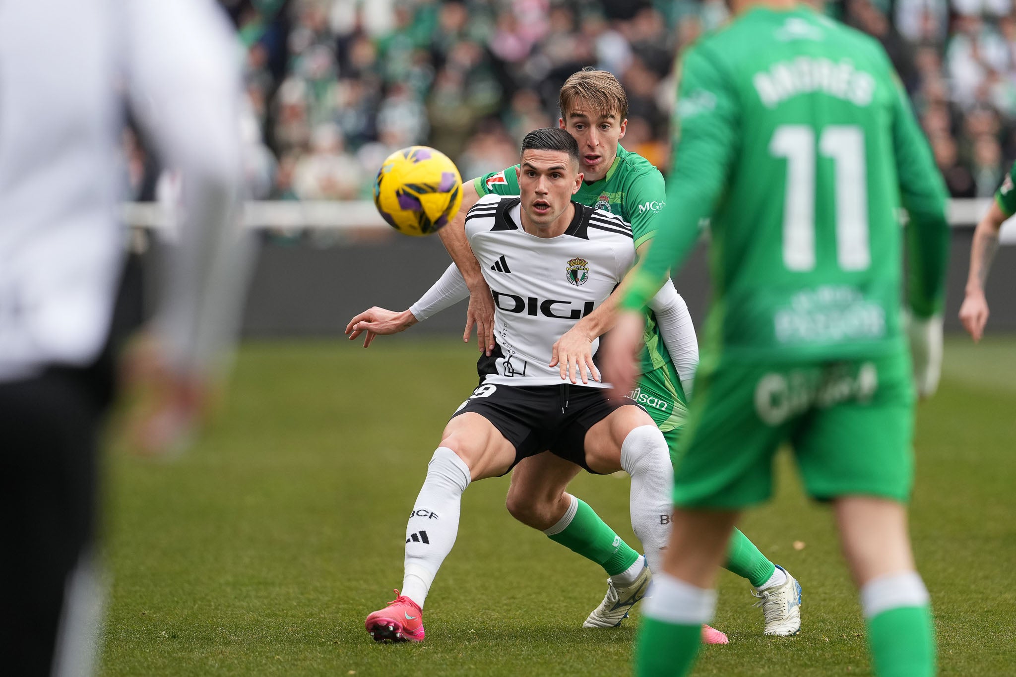 Javo Castro intenta frenar a un jugador del Burgos