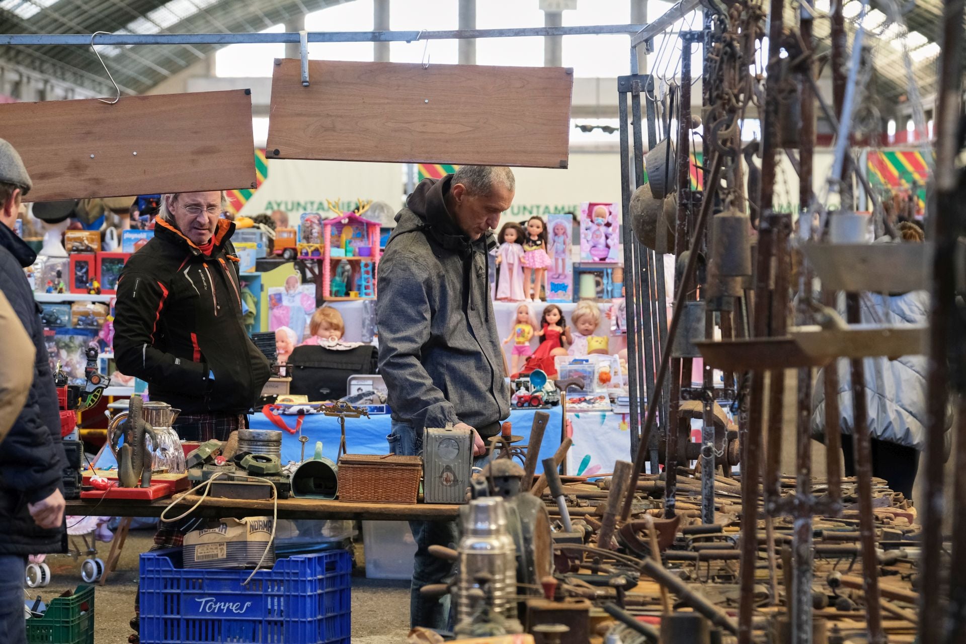 Los aperos antiguos como herramientas del campo o artilugios para vender en los comercios, también tuvieron una fuerte presencia