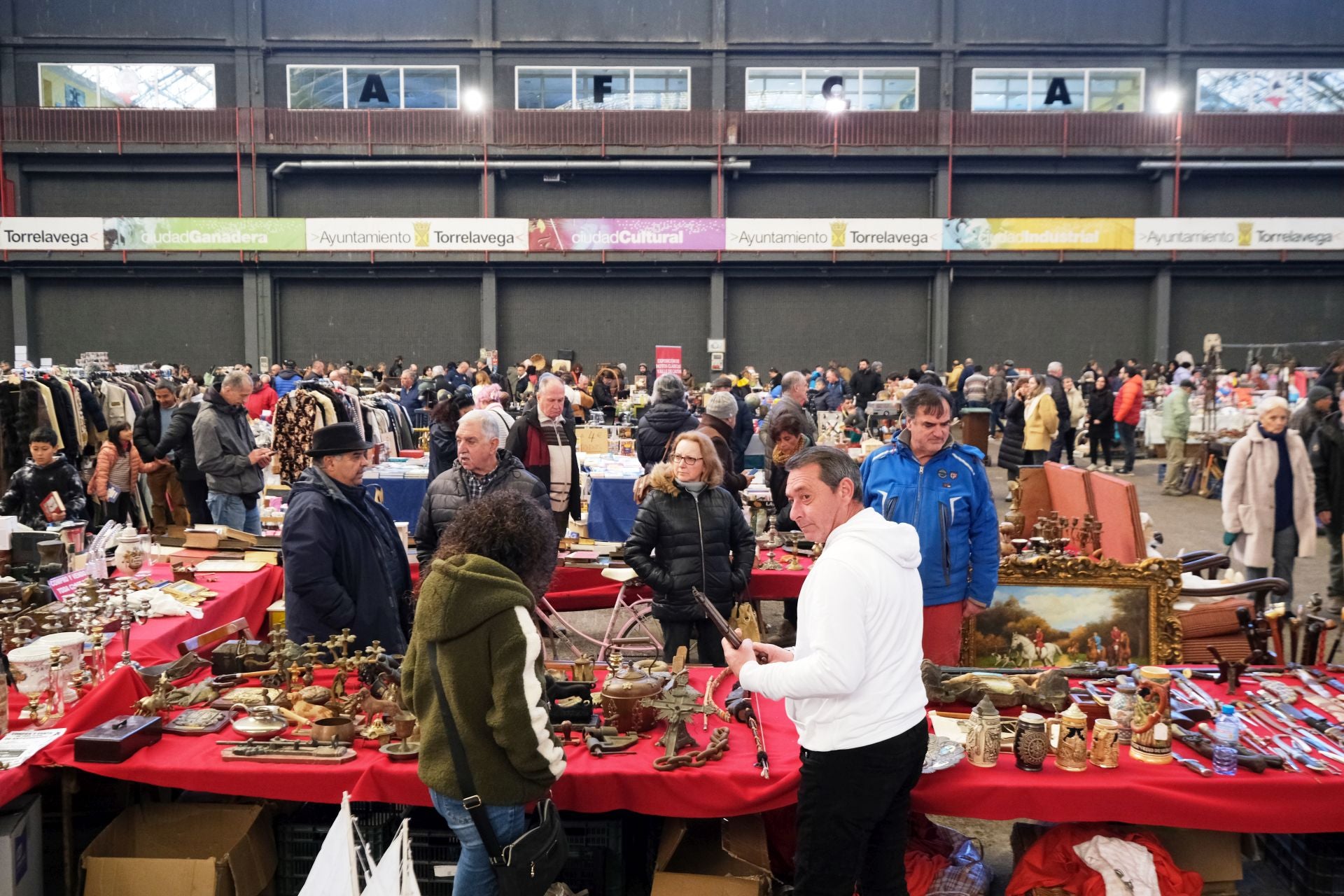 A la feria acudieron este sábado numerosos visitantes, ya que es una de esas citas consolidadas en el calendario ferial. 