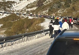 Muchos usuarios de Alto Campoo optaron este pasado sábado por subir andando a la estación de esquí.