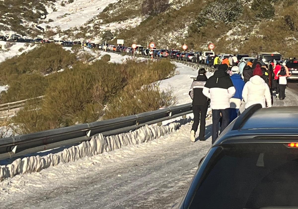 Muchos usuarios de Alto Campoo optaron este pasado sábado por subir andando a la estación de esquí.