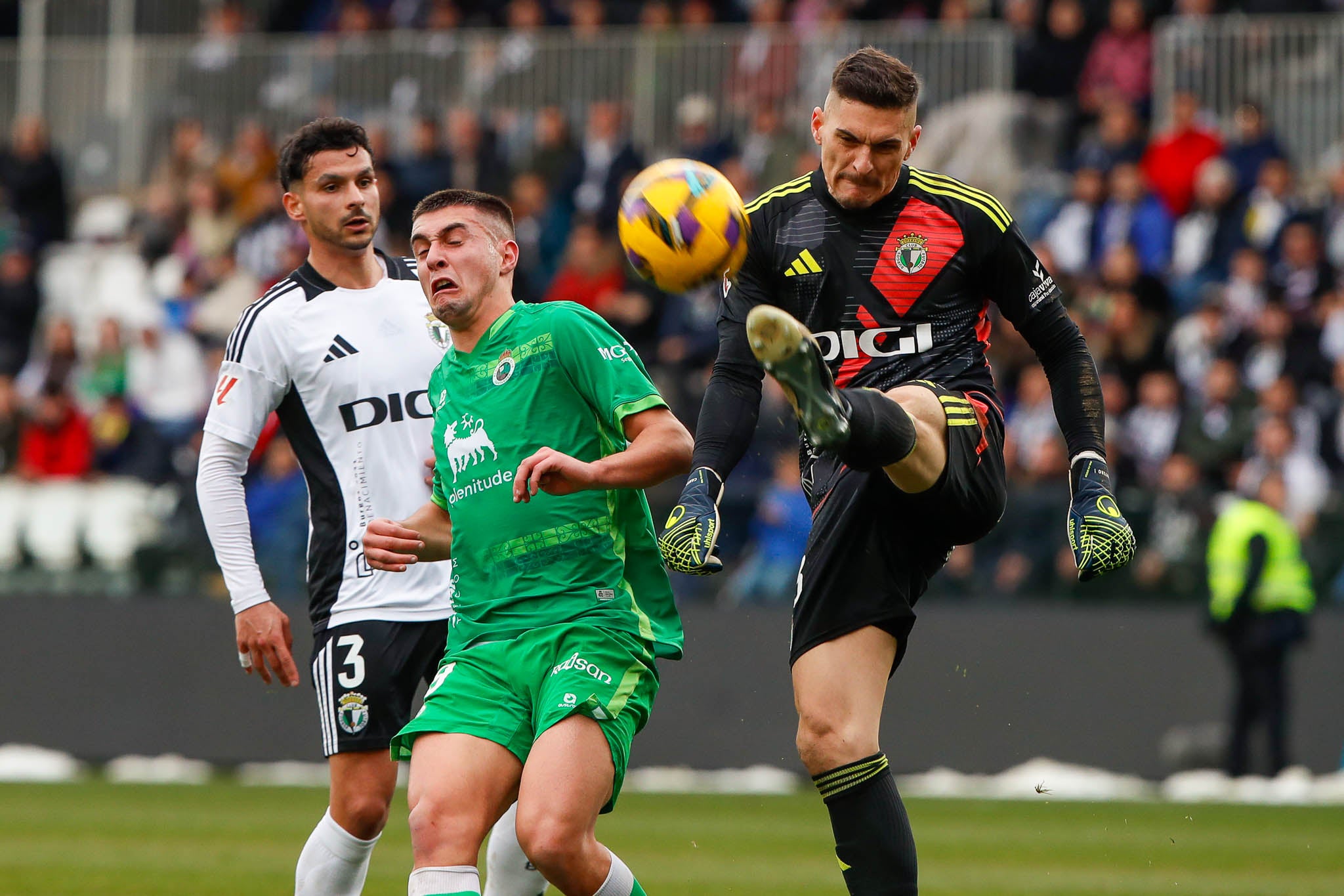 El portero del Burgos despeja un balón para que no le llegue a Karrikaburu 