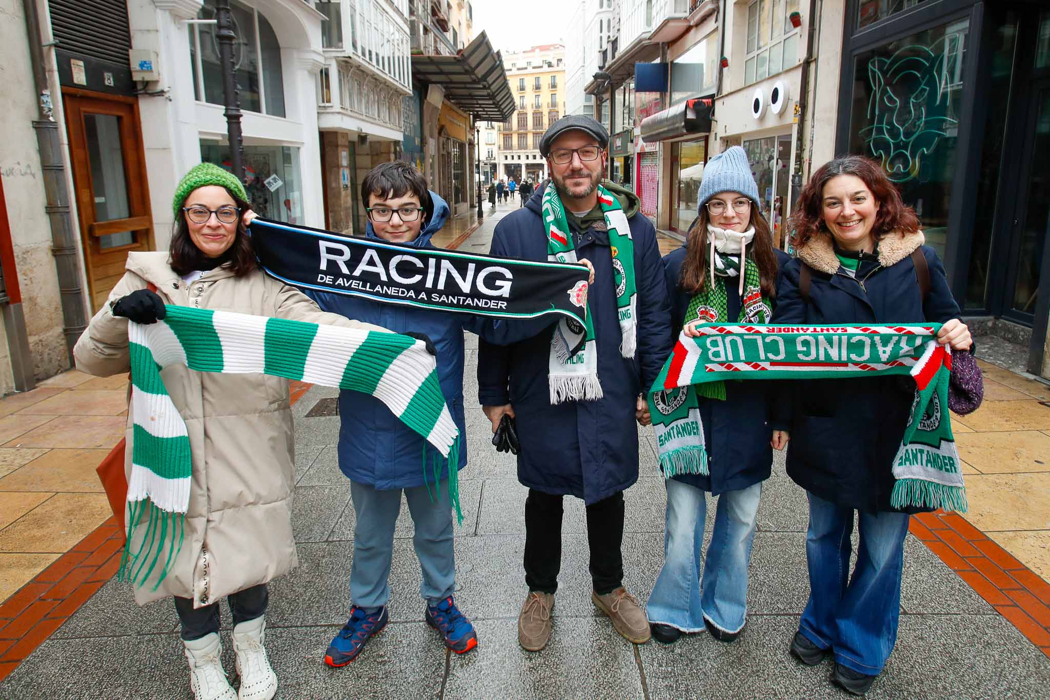 No faltaron las bufandas para poner color en la capital burgalesa