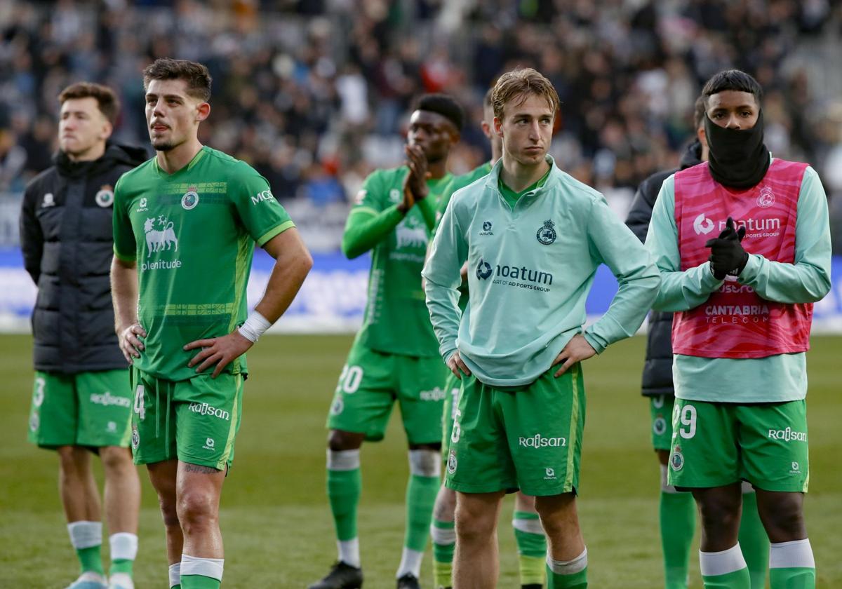 Los jugadores del Racing, con cara de circunstancia tras perder en Burgos.