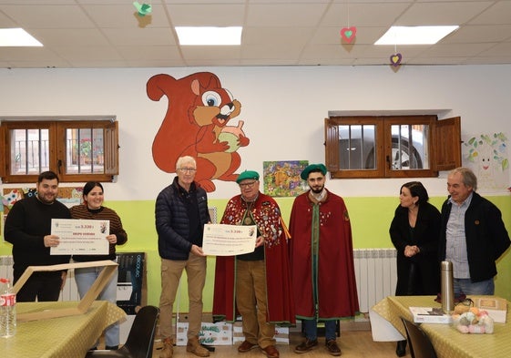 Entrega de los cheques a la cofradía del orujo y al grupo Viviendo