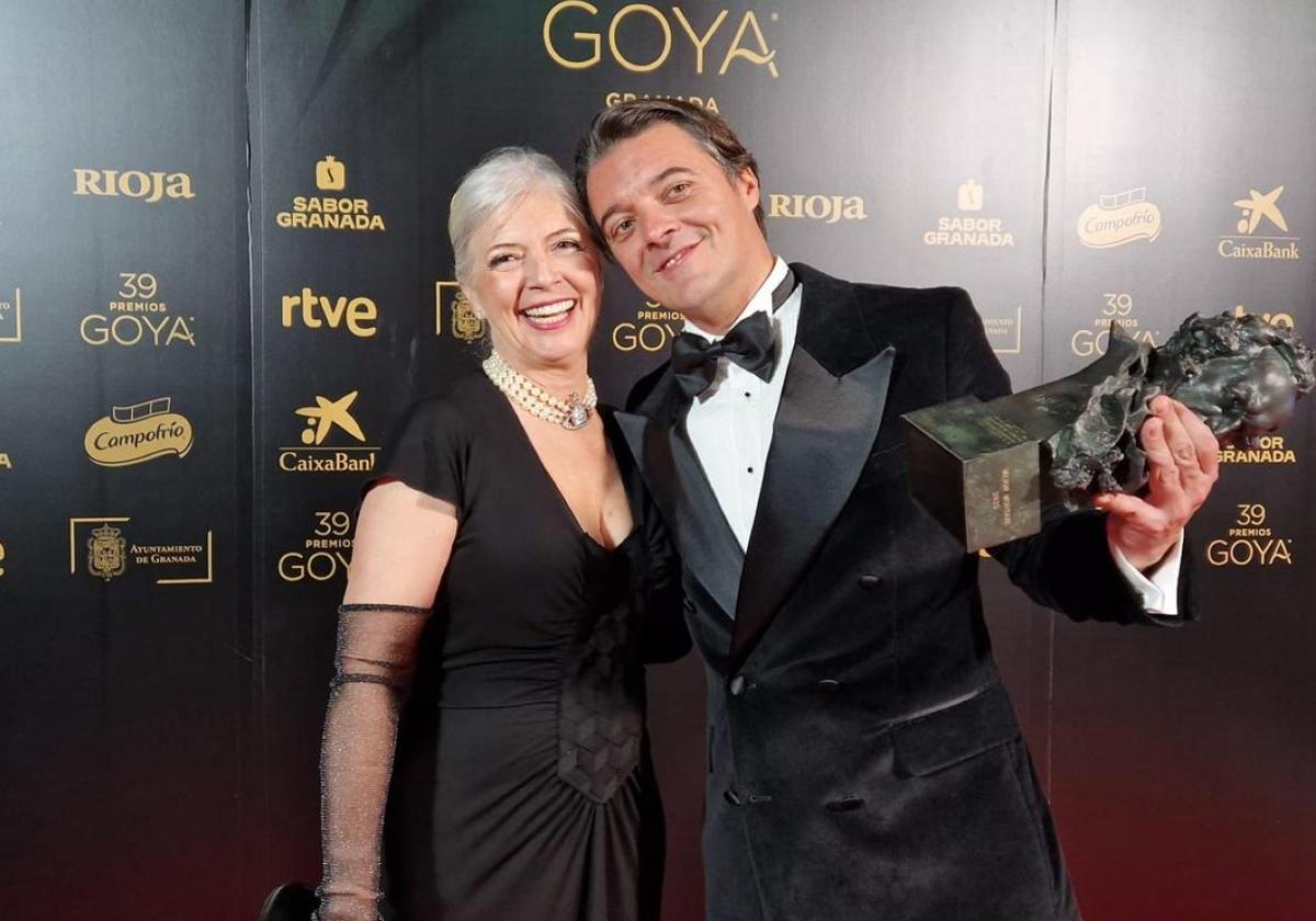 Cristóbal García, en la Gala de los Goya y acompañado de su madre, Estrella Ortiz, con uno de los tres premios obtenidos.