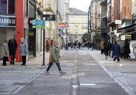 Vecinos caminan por la calle Mártires, en el centro de Torrelavega.