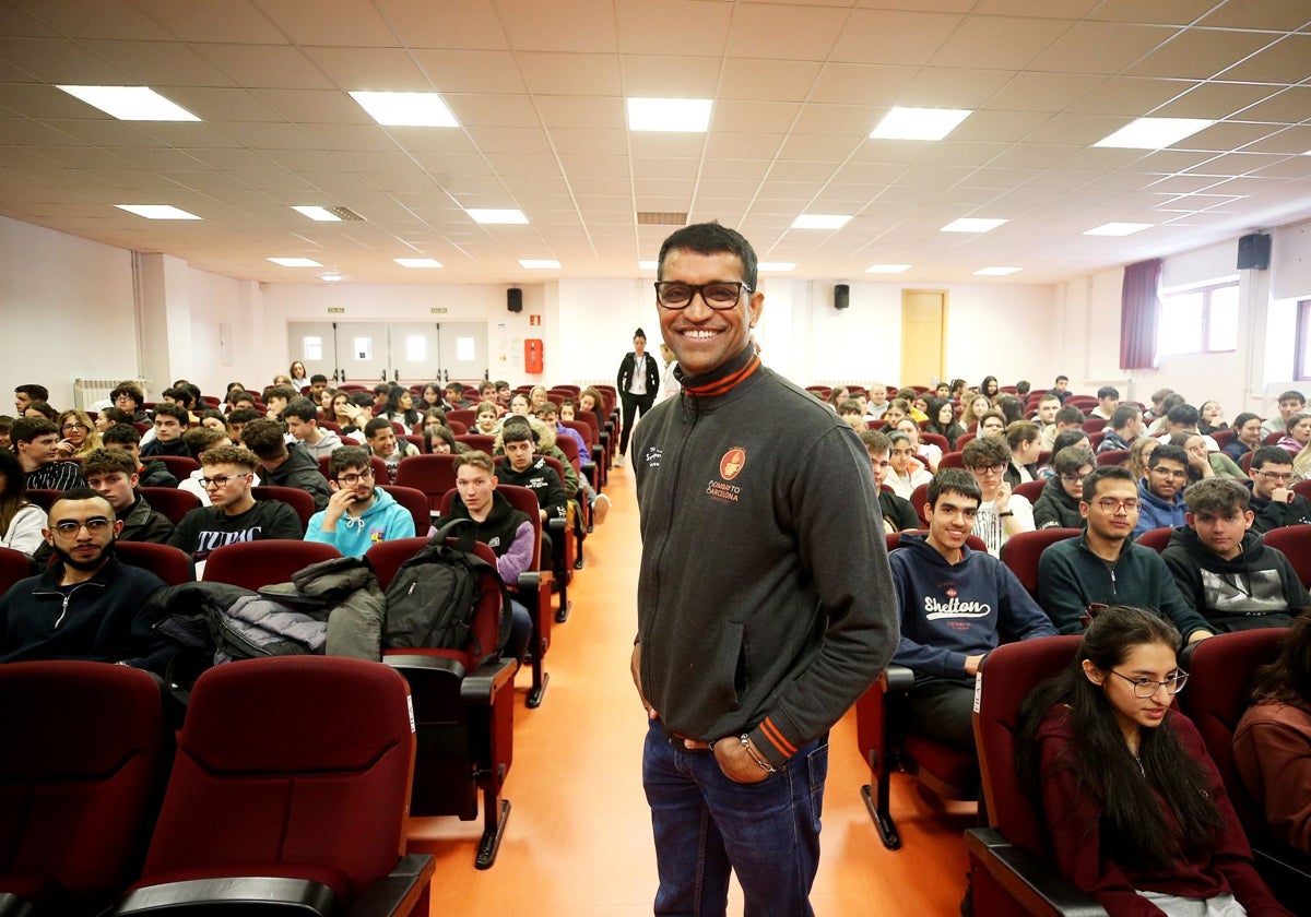 Amin Sheikh durante una presentación en Oviedo.