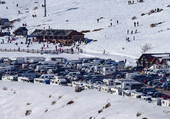 Autocaravanas aparcadas en el estacionamiento de Alto Campoo.