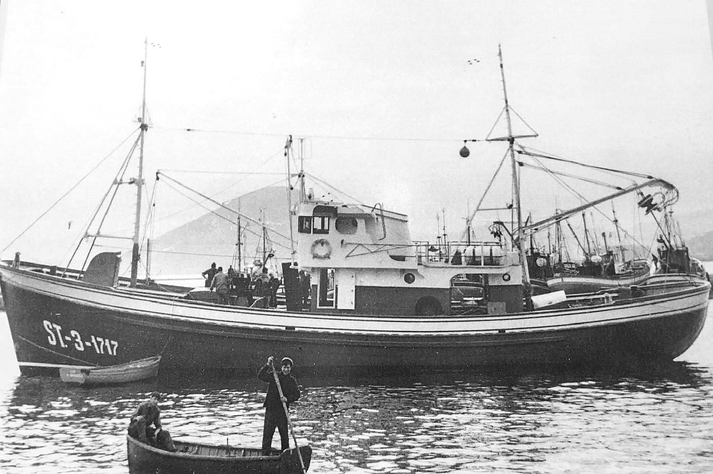 El barco Bella Mar, del año 1966, en la bahía de Santoña.