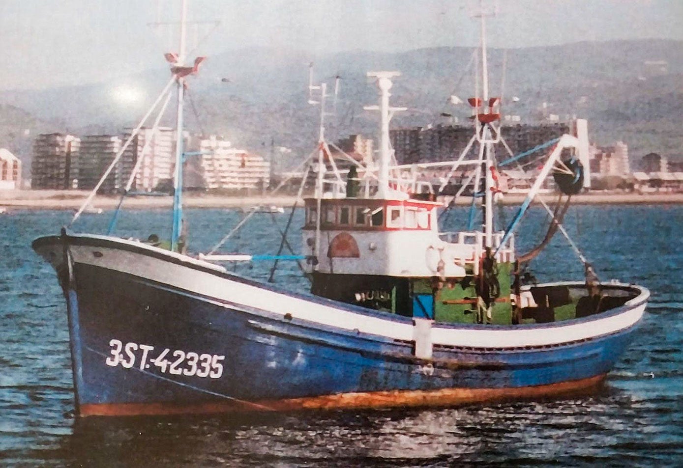 El Divino San Roque (1965) en las aguas de la bahía de Santoña.