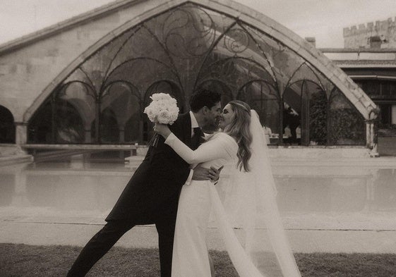 Sandra Garaizar y Nacho Cuevas se casaron el pasado 31 de agosto en una iglesia del centro histórico de Burgos, la ciudad natal de la novia. La novia lució dos vestidos diseñados por Luis Alonso y el novio eligió un elegante chaqué de Golf.