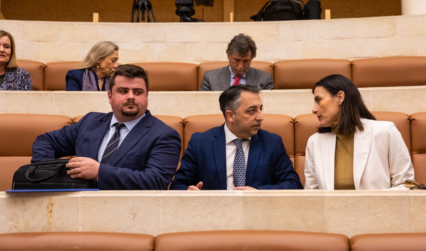 Miguel Ángel Vargas, Carlos Caramés y Gema Igual, en la bancada del PP.