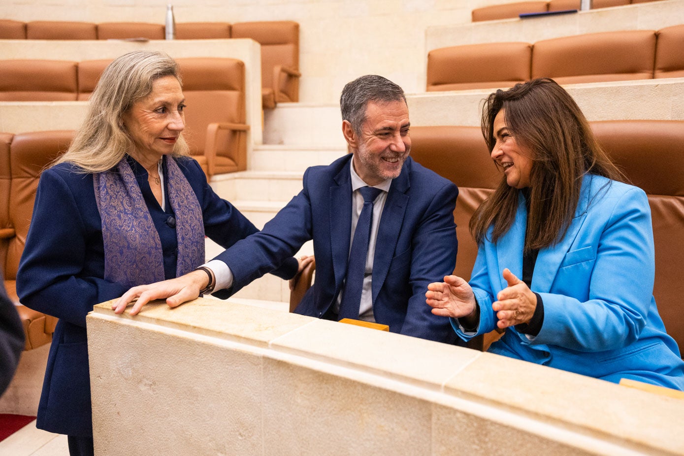 La diputada popular Patricia Velasco charla con los consejeros de Cultura e Inclusión Social, Luis Martínez Abad y Begoña Gómez del Río, respectivamente.