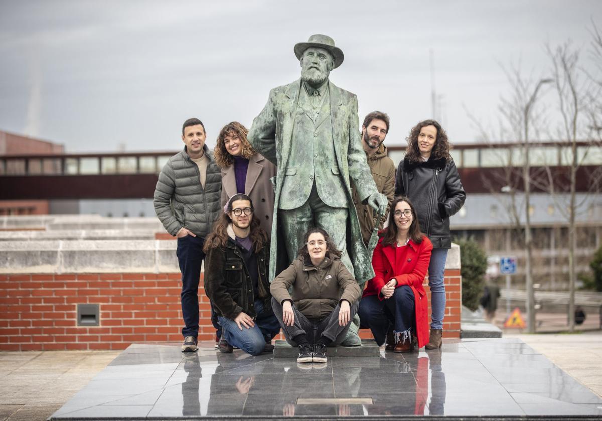 José Francisco Algorri, Marta Robledo, David Cuenca y Selene Cobo. Abajo, Leonardo Scarabelli, Yael Gutiérrez y Marina Torres, en la Plaza de la Ciencia junto a la escultura de Leonardo Torres Quevedo.