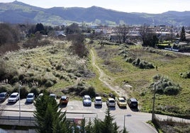 El terreno donde se construirán las viviendas está situado entre Sierrapando y Tanos.