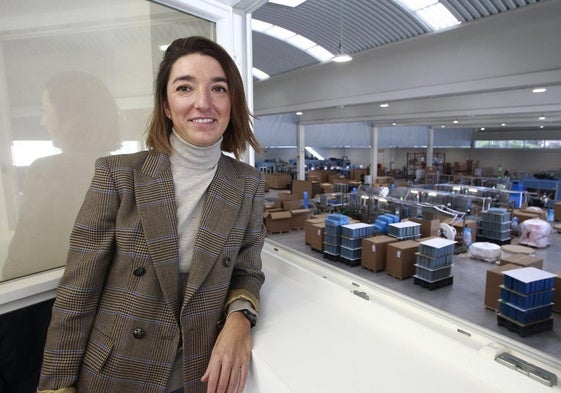 La directora general de Formaspack, Ana Sastre, en una de las plantas de la compañía en Reocín, en 2020.