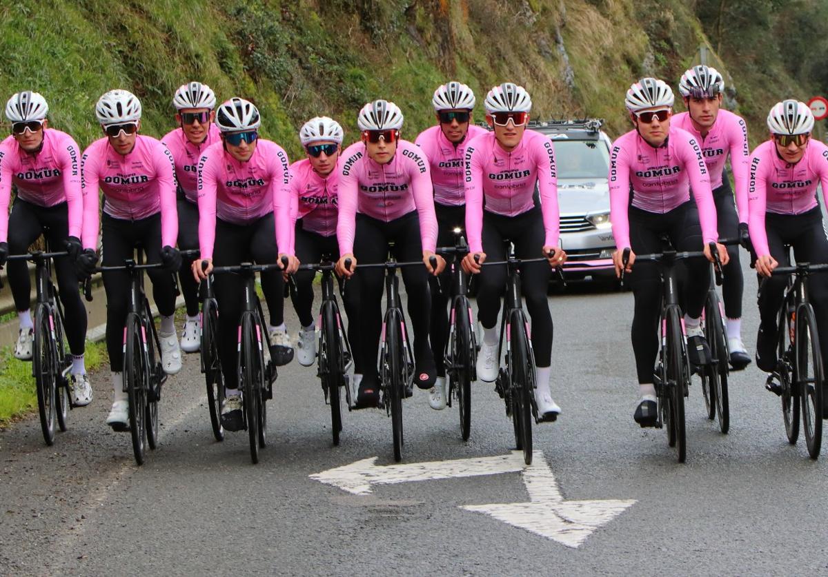 En pelotón. Los ciclistas del Gomur-Cantabria Infinita, durante su primer entrenamiento juntos de este 2025.